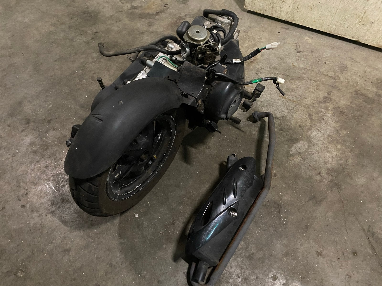 Sym Mio 50cc motorblok met uitlaat en subframe, Fietsen en Brommers, Brommeronderdelen | Scooters, Gebruikt, SYM, Blok, Ophalen