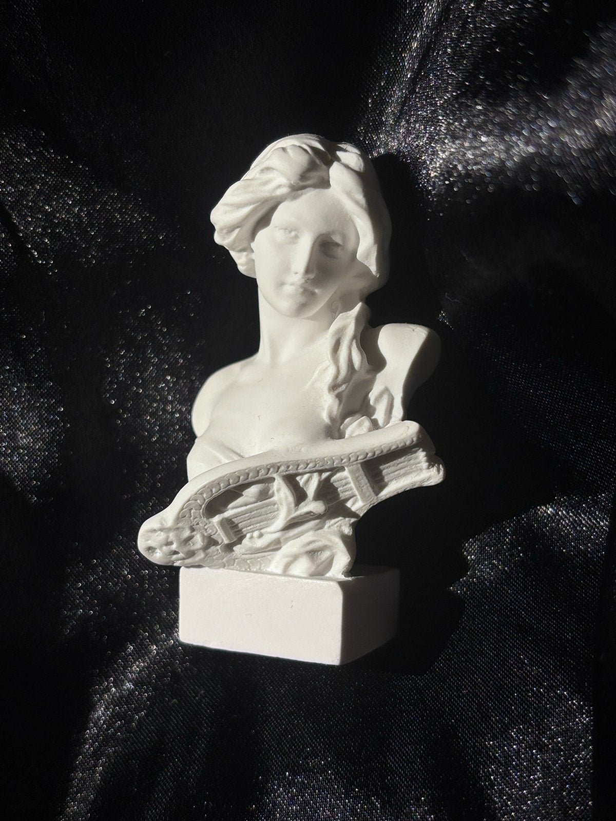 Miniatuur buste van een vrouw met lier, Minder dan 20 cm, Buste, Ophalen of Verzenden, Vrouw