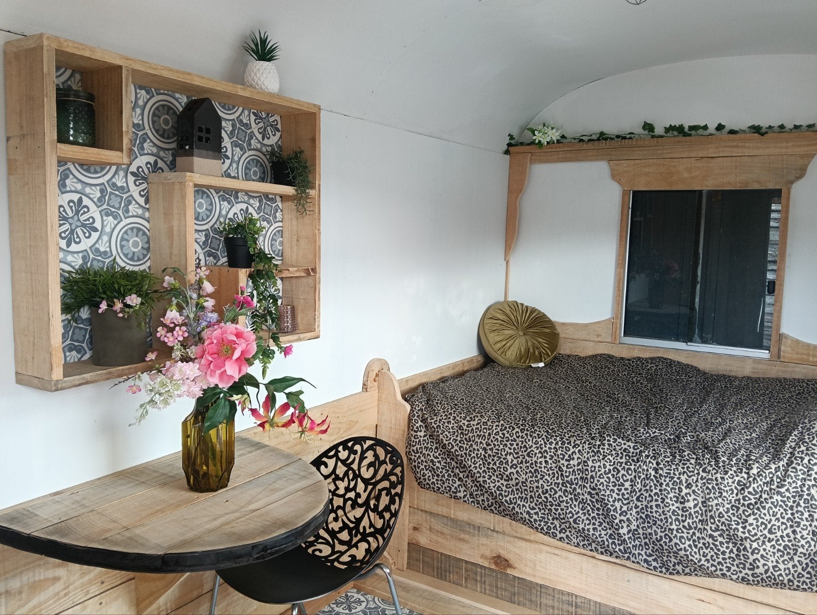 Foto 5 van Unieke Pipowagen/Tiny House met veranda met heerlijk bed.