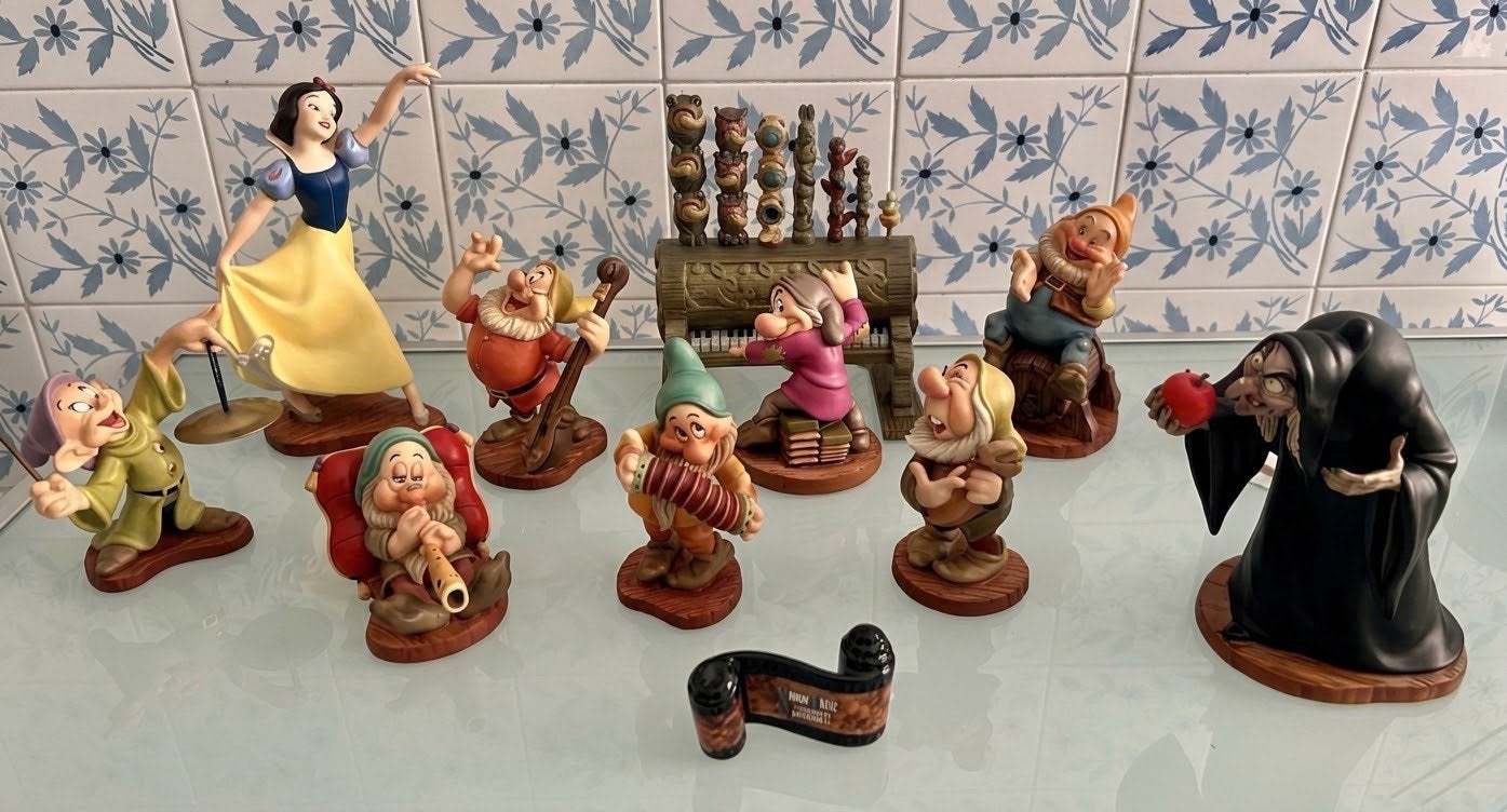 Unieke WDCC Sneeuwwitje Set met 7 Dwergen, Heks & Orgel, Ophalen, Sneeuwwitje of Doornroosje, Zo goed als nieuw, Beeldje of Figuurtje