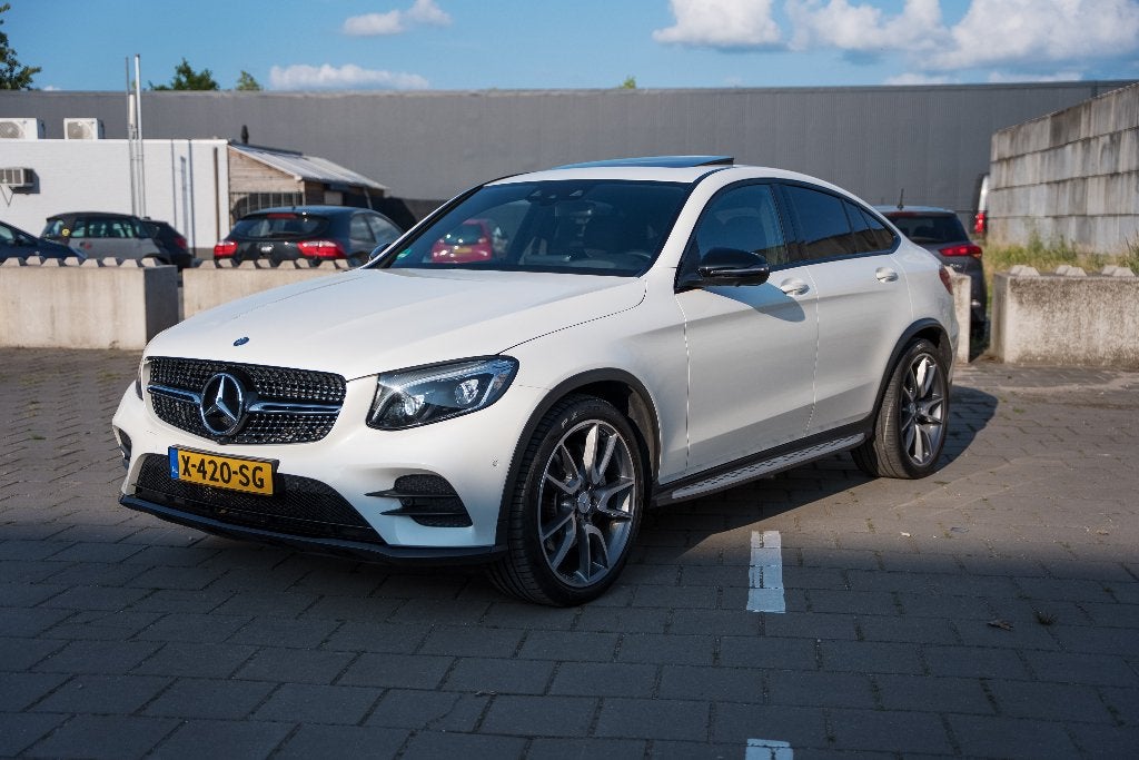 Mercedes-Benz GLC Coupé 250 AMG 4MATIC 9G-TRONIC 360cam, Auto's, Automaat, Zwart, 4 cilinders, Wit