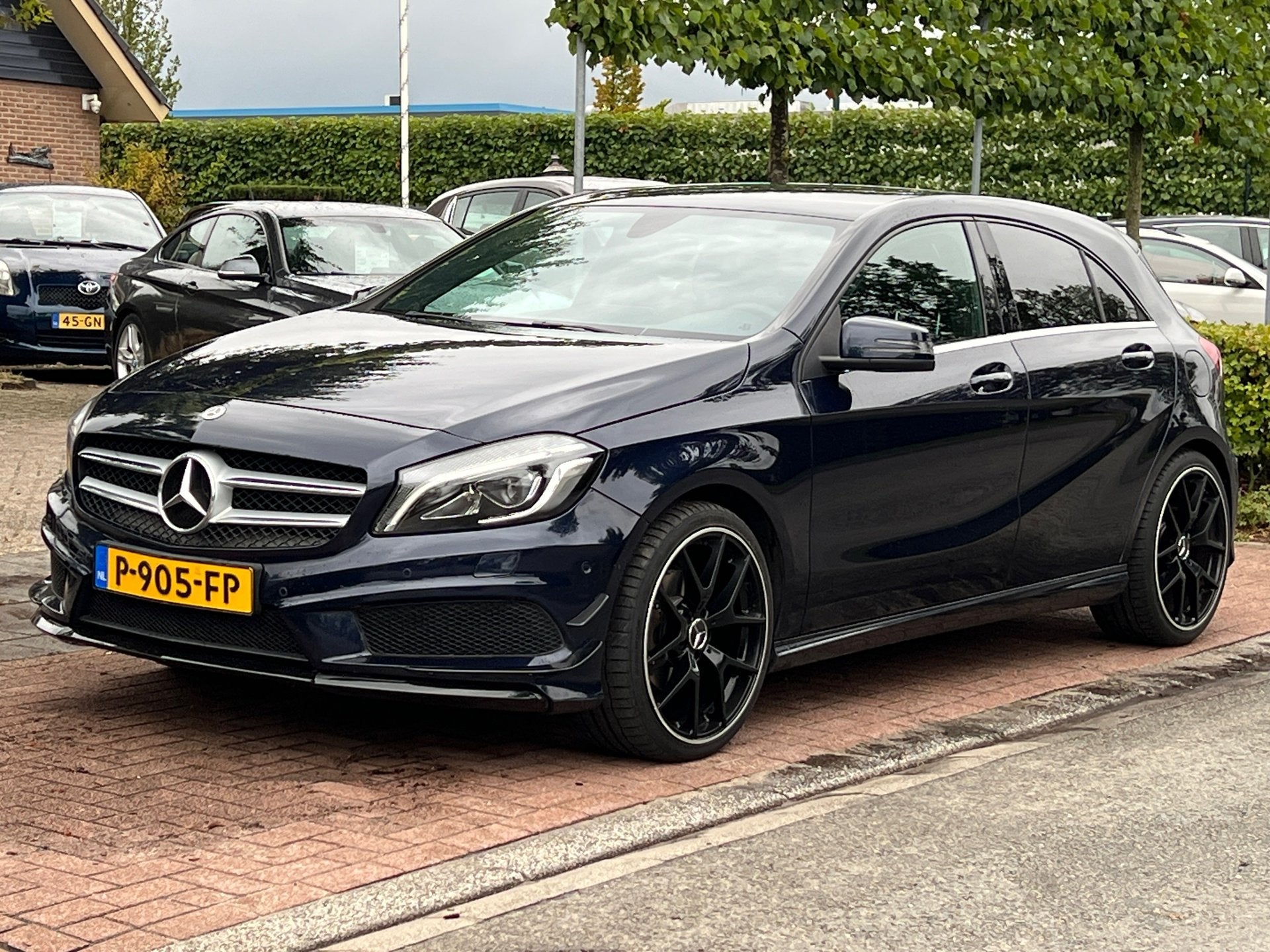 Mercedes-Benz A-klasse 180 AMG Night Edition Plus* APK 4-202, Gebruikt, 4 cilinders, Blauw, Leder en Stof