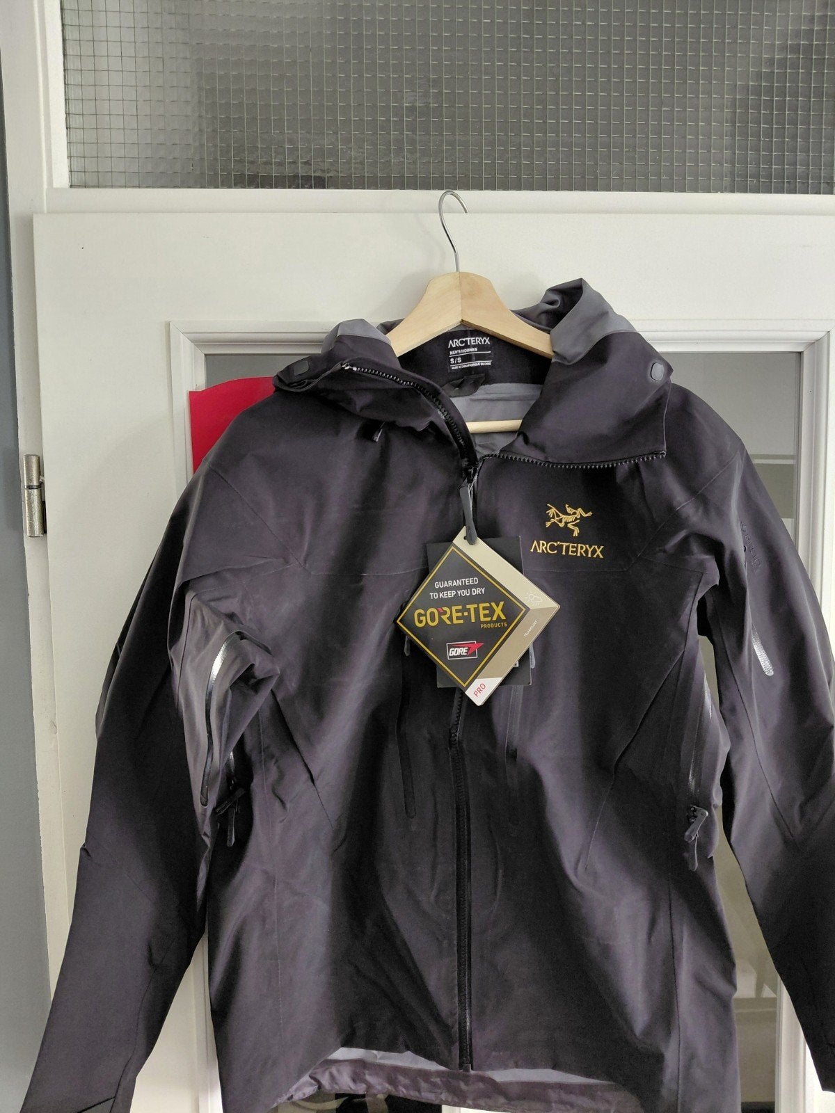 Arc'teryx Gore-Tex jas met capuchon - Maat S, Zwart, Nieuw, Ophalen of Verzenden, Arc'teryx