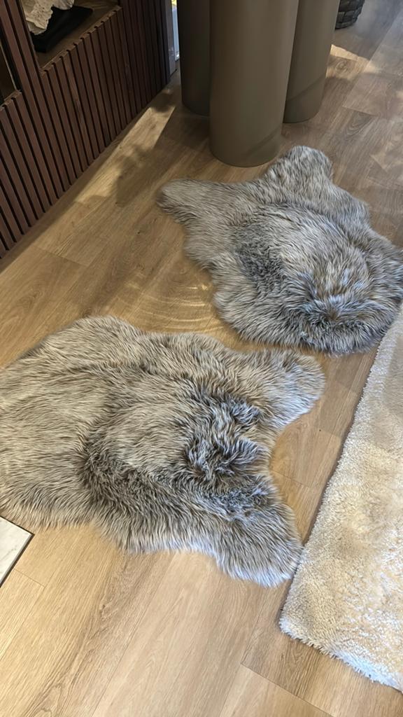 leuke 2 grote schapenvachten ( nep) Grijs taupe  90x50, Zo goed als nieuw, Grijs, Rechthoekig, 50 tot 100 cm