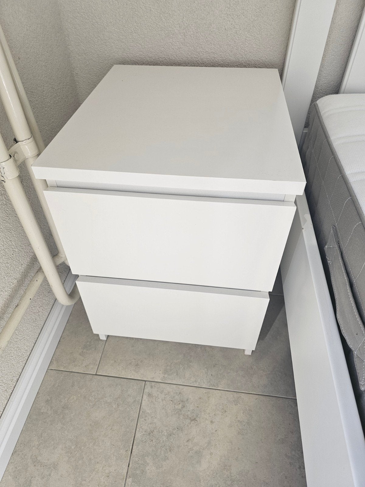 Twee witte IKEA Malm nachtkastjes, Ophalen, Gebruikt, Minder dan 45 cm, 55 tot 70 cm