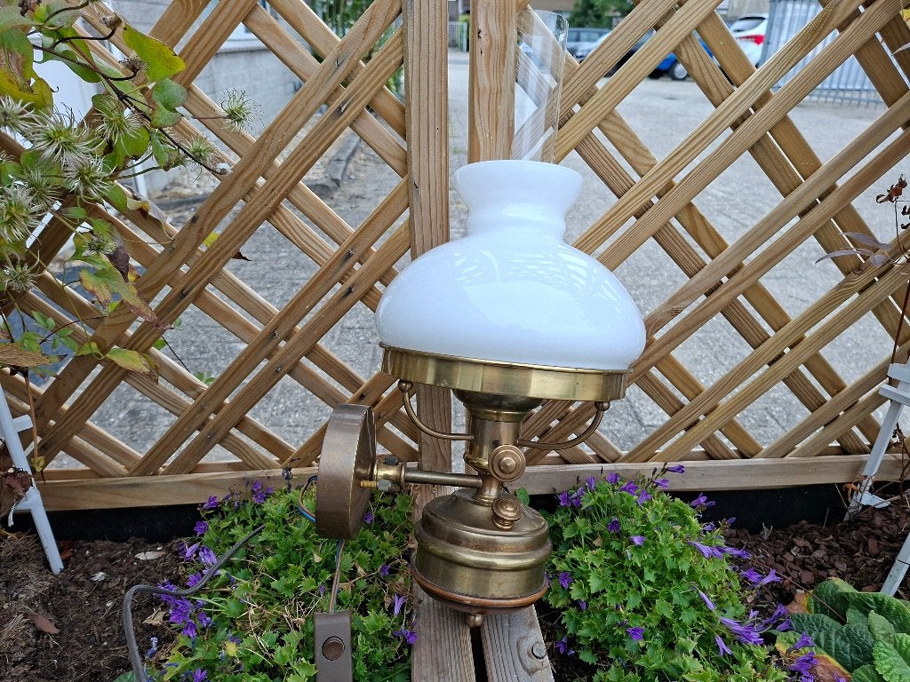schitterende vintage oude messing wandlamp + melkglazenkap, Ophalen of Verzenden