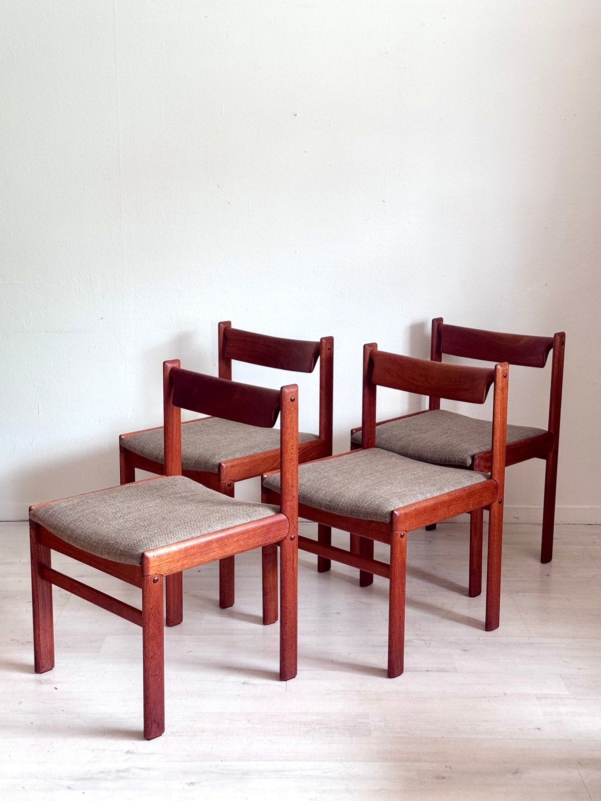 4 vintage eetkamerstoelen H.W. Klein  Bramin teakhout 1960, Ophalen, Deens Midcentury, Bruin, Zo goed als nieuw