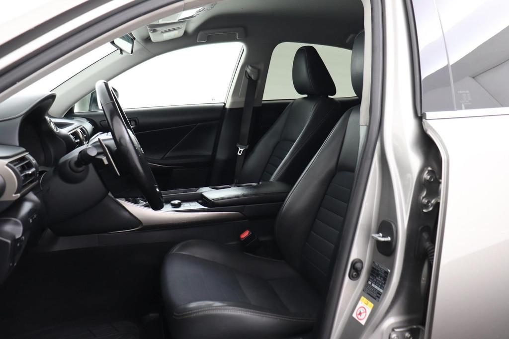 Lexus IS 300h Hybrid | Navigatie | 19" Velgen | PDC V+A | Vo, Automaat, Achterwielaandrijving, Gebruikt, Leder en Stof