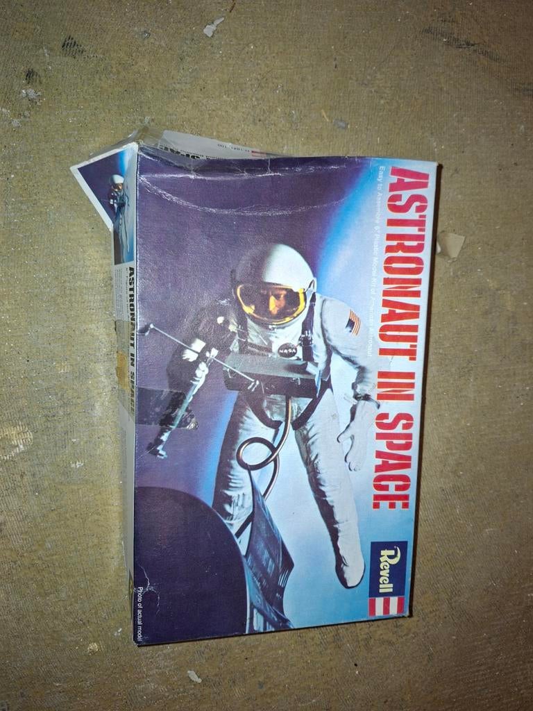 Revell Astronaut in Space 1/12, Verzenden