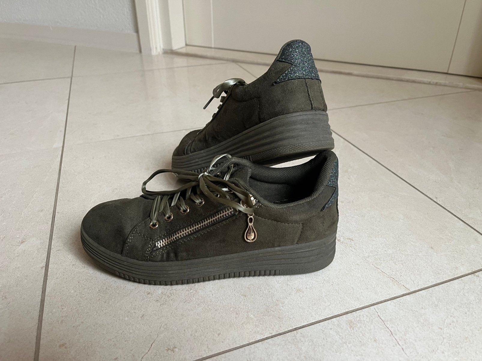 Sneakers/schoenen khaki groen glitter maat 37, Kleding | Dames, Schoenen, Ophalen of Verzenden, Groen, Sneakers of Gympen, Zo goed als nieuw