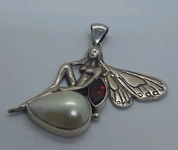 Zilveren Engeltje 925 Hanger met Parel en Rode Steen, Met edelsteen, Overige voorstellingen, Ophalen of Verzenden, Zilver