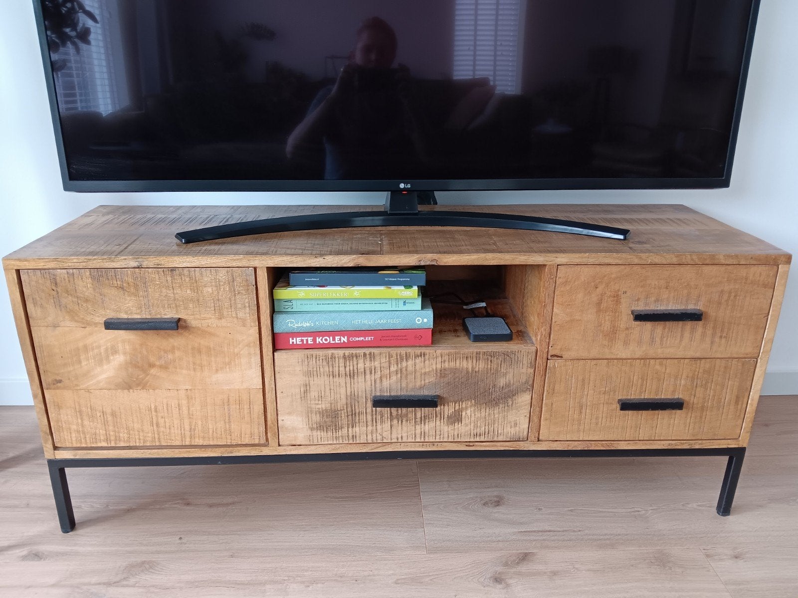 Robuust mangohouten tv-meubel met lades en opbergvakken, 100 tot 150 cm, Industrieel, Modern, Zo goed als nieuw, Minder dan 100 cm