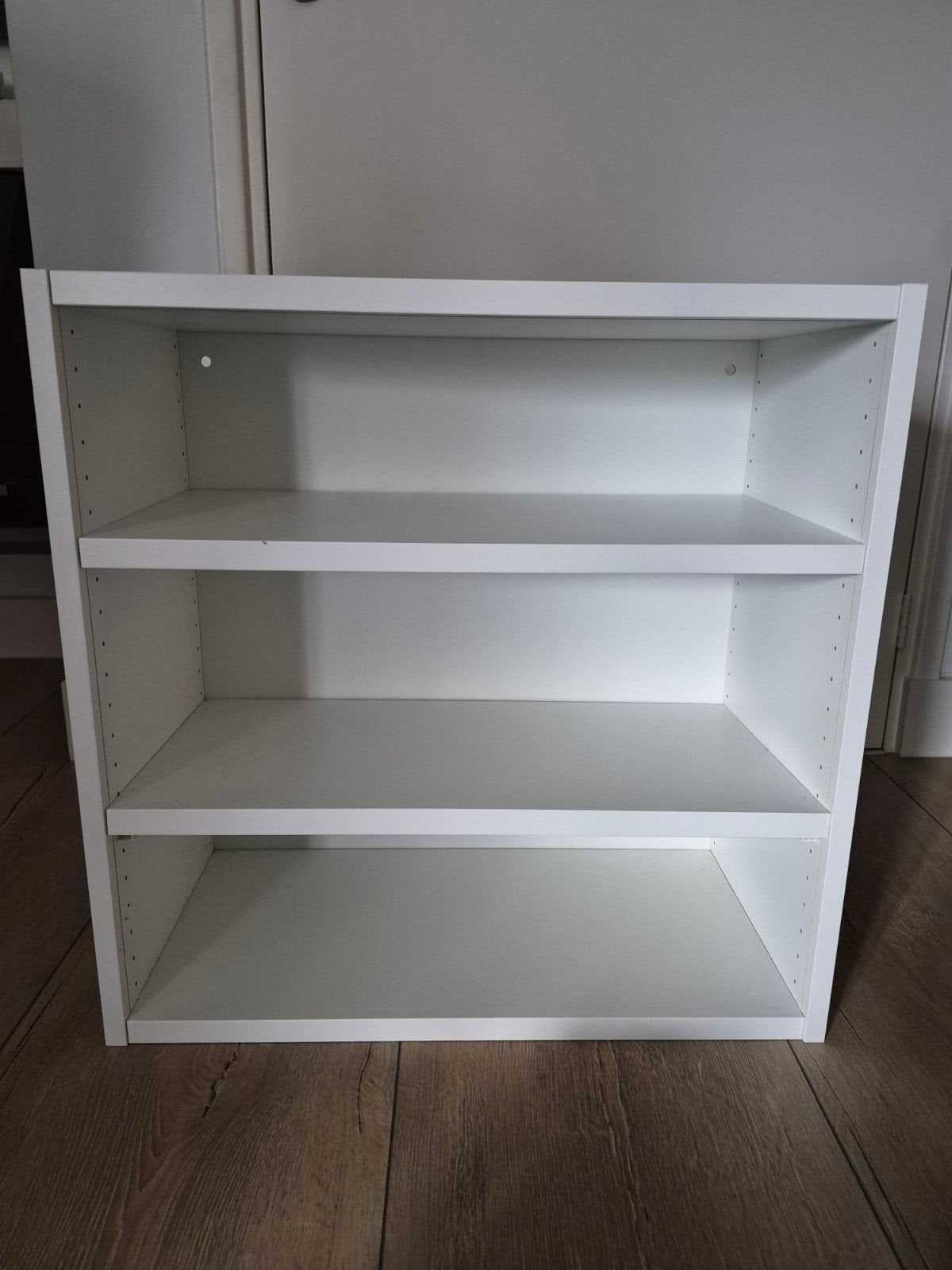 IKEA Småstad/KONSTRUERA kast met 2 planken - Wit, Ophalen, Modern, Functioneel, 50 tot 100 cm, Zo goed als nieuw