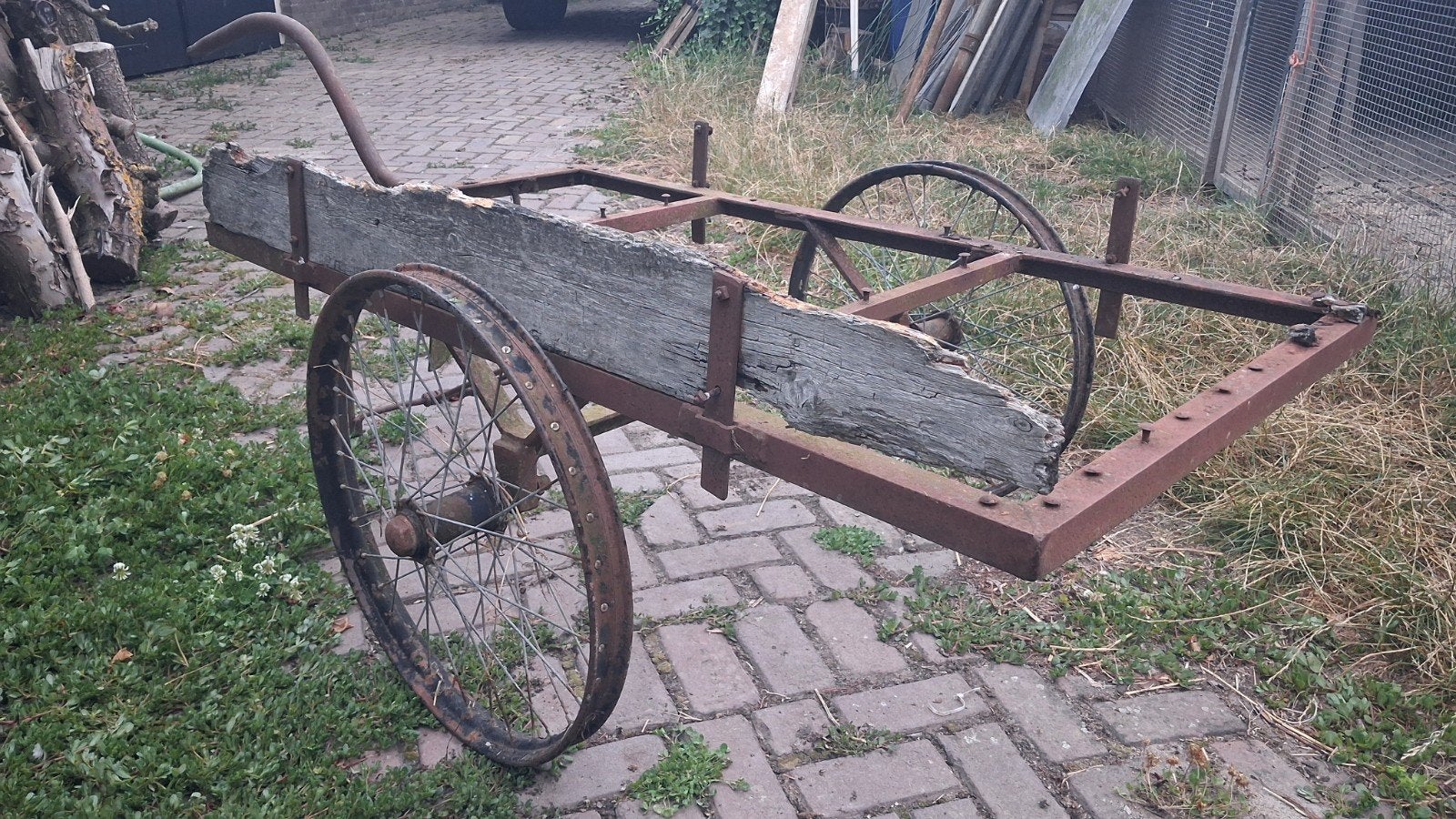 Kar als tuin accessoire te koop!, Ophalen, Gebruikt