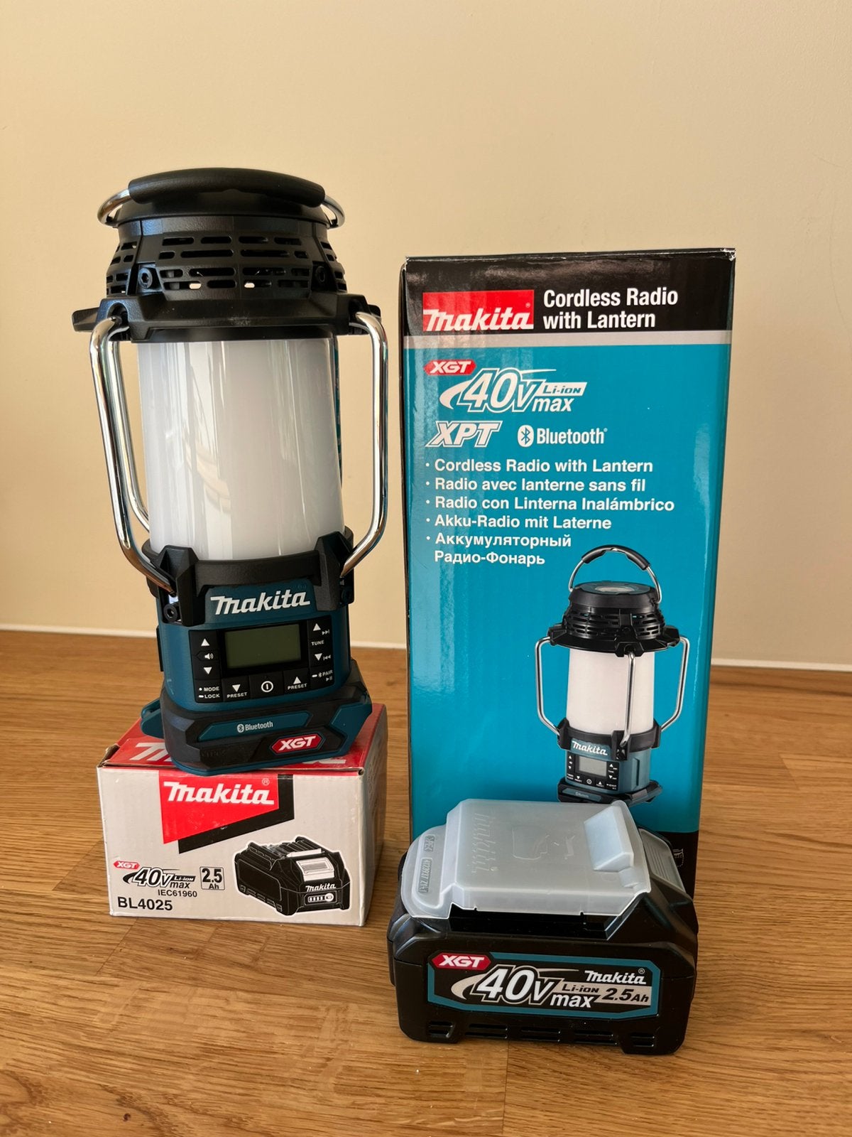 Makita Camping lamp met radio en Bluetooth (MR010GZ), Ophalen, Zo goed als nieuw, Minder dan 50 watt, Lamp