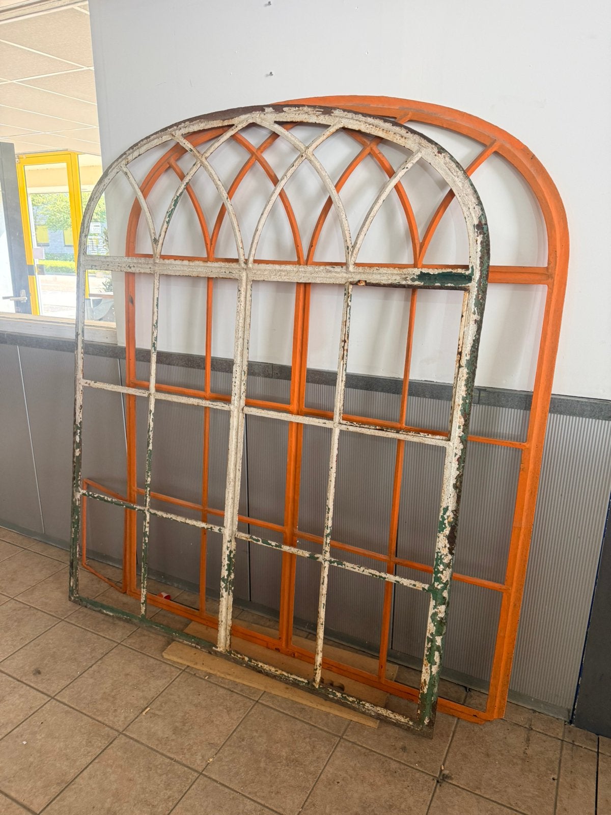 Authentiek antiek gietijzeren boograam van een kerk, Doe-het-zelf en Verbouw, Glas en Ramen, Ophalen, Gebruikt, Glas in lood, Overige typen