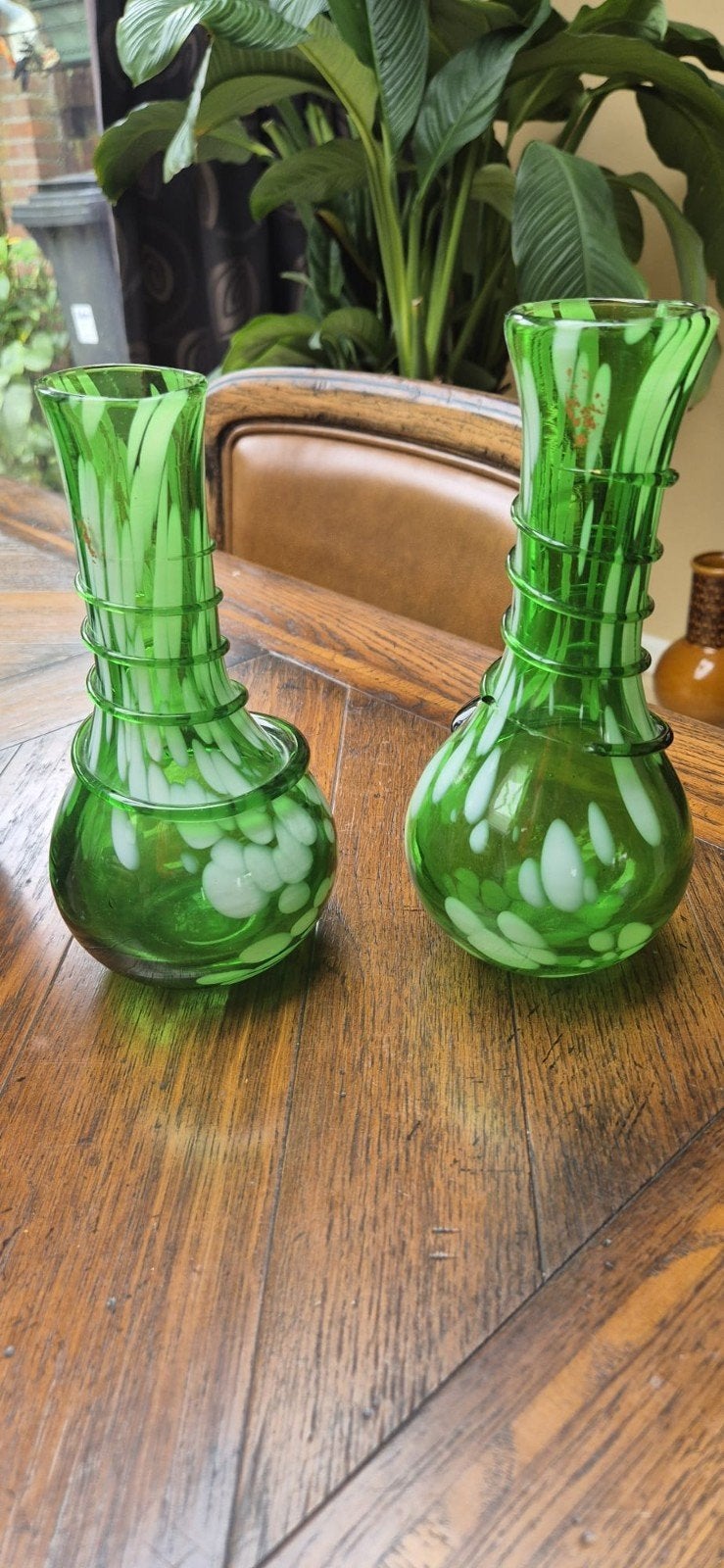 Set van 2 groene vaasjes, 21 cm, Huis en Inrichting, Gebruikt, 21 cm, Ophalen of Verzenden, Glas