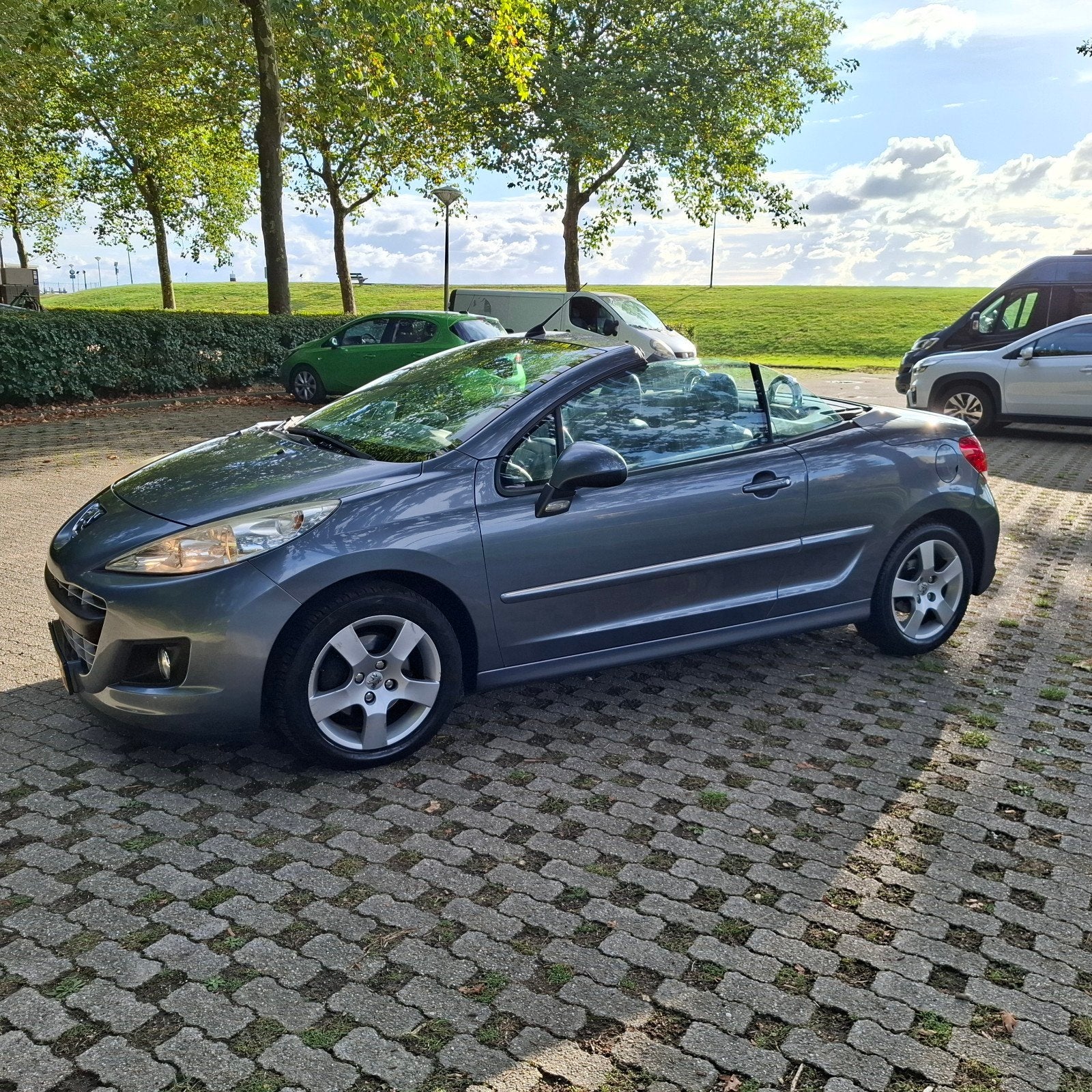 Peugeot 207 1.6 16V CC 88KW 2010 Grijs, Auto's, Peugeot, Voorwielaandrijving, 15 km/l, Zwart, 4 cilinders
