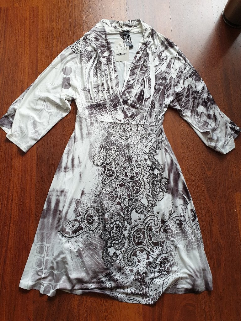 Mooie jurk met steentjes van Dutch Diva - Nieuw S, Kleding | Dames, Wit, Nieuw, Ophalen of Verzenden, Maat 36 (S)