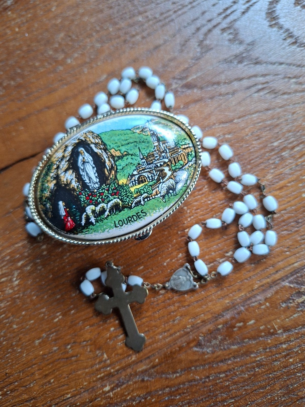 Pillendoosje, opbergdoosje Maria Lourdes met rozenkrans, Antiek en Kunst, Ophalen of Verzenden