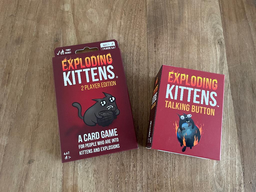 Exploding kittens Talking Button en gratis 2 player edition, Een of twee spelers, Ophalen of Verzenden, Zo goed als nieuw