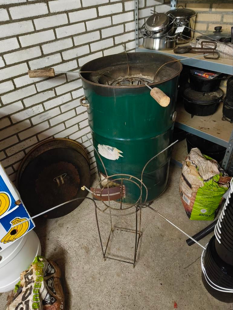 Tandoori oven. Verrijdbaar. Incl hoes en 70 spiezen., Ophalen, Gebruikt, Met accessoires