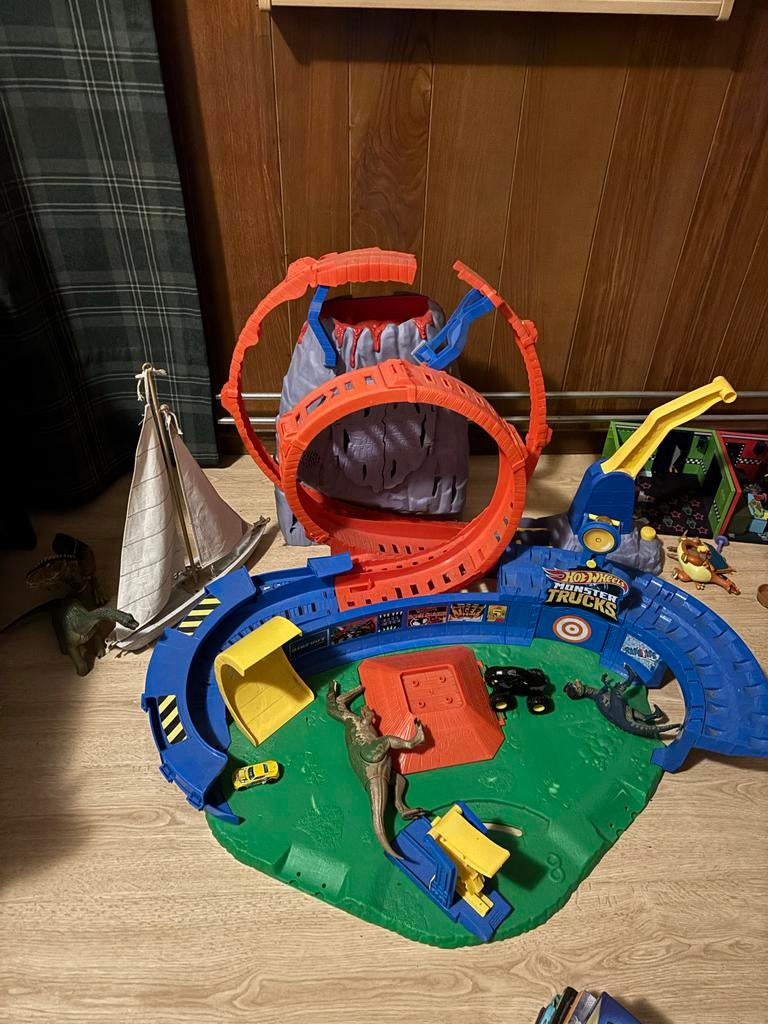 Hot Wheels Monster Trucks T-Rex Volcano Baan met Loopings, Ophalen of Verzenden, Zo goed als nieuw, Jongen of Meisje