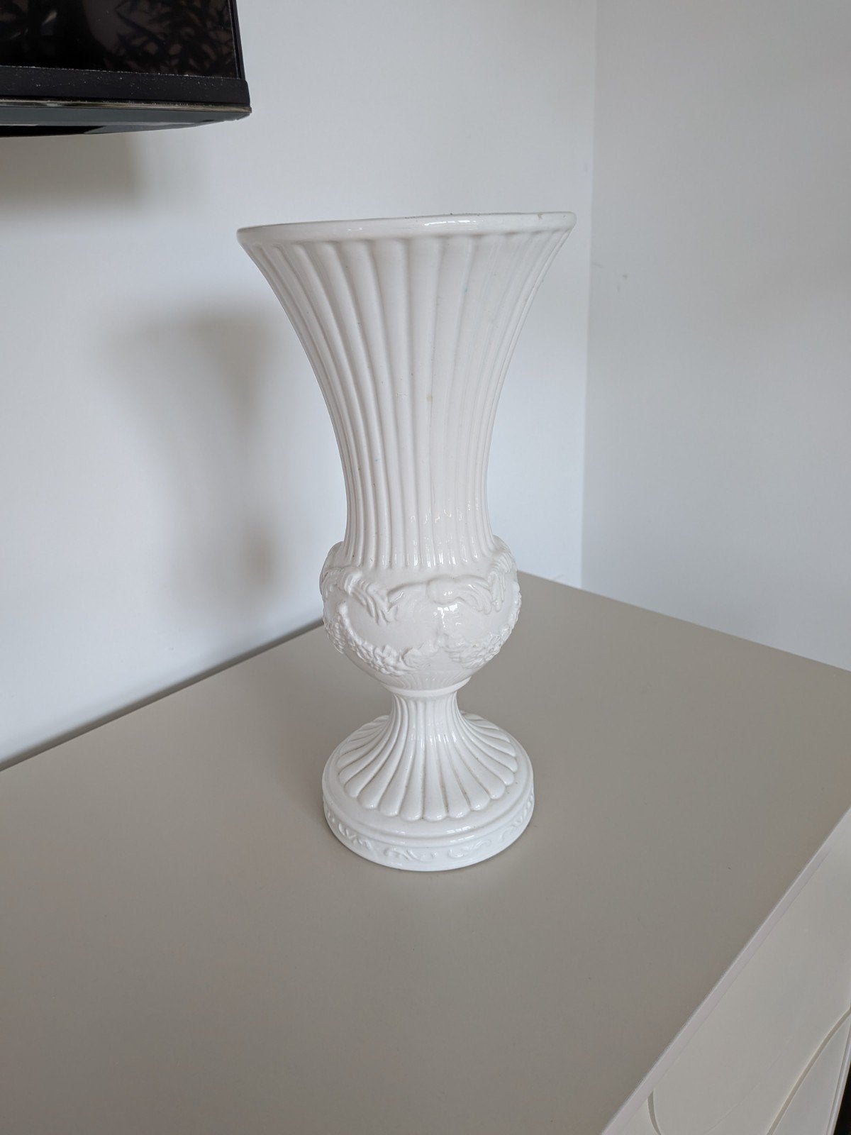 Witte Bassano vaas met reliëf - Italiaans keramiek, Antiek en Kunst, Antiek | Vazen, Ophalen of Verzenden