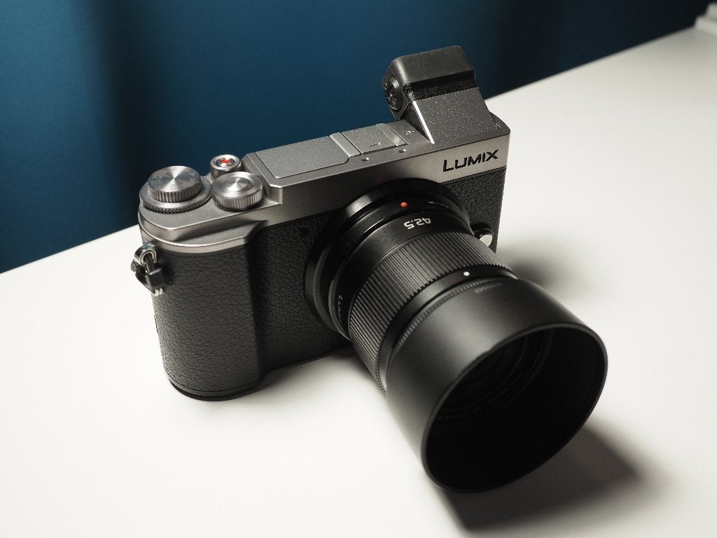 ≥ Lumix panasonic GX9 mft camera and lumix 42.5 mm f1.7 lens
