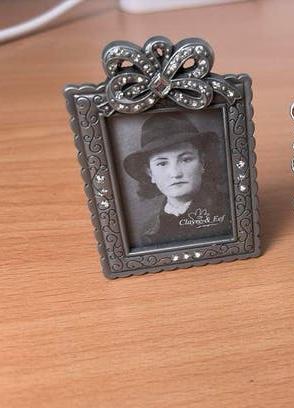 Kleine pasfoto fotolijst van Clayre & Eef zilverkleurig, Audio, Tv en Foto, Fotografie | Fotolijsten, Ophalen of Verzenden, Zo goed als nieuw