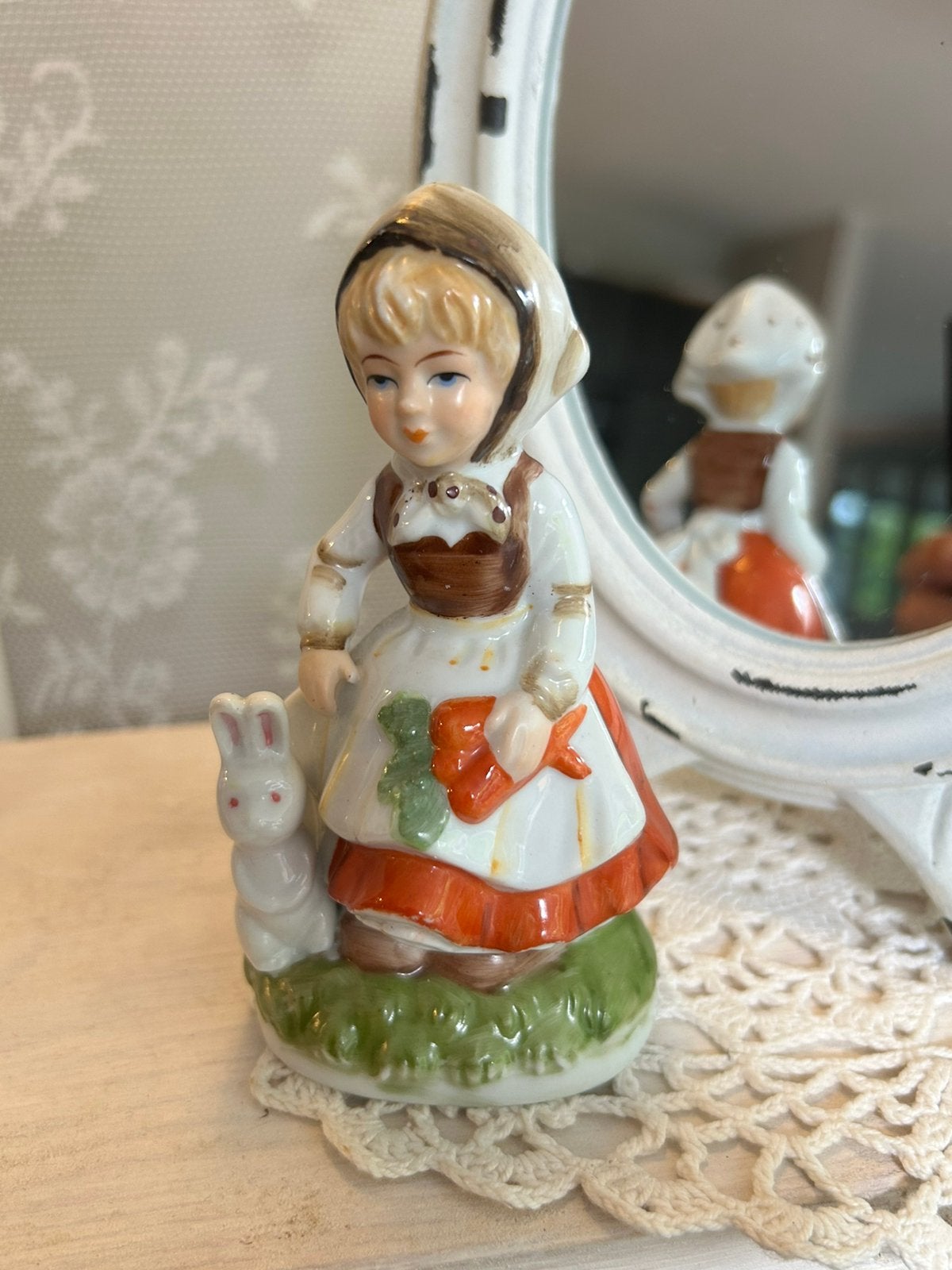 Meisje met konijntjes…, Ophalen of Verzenden