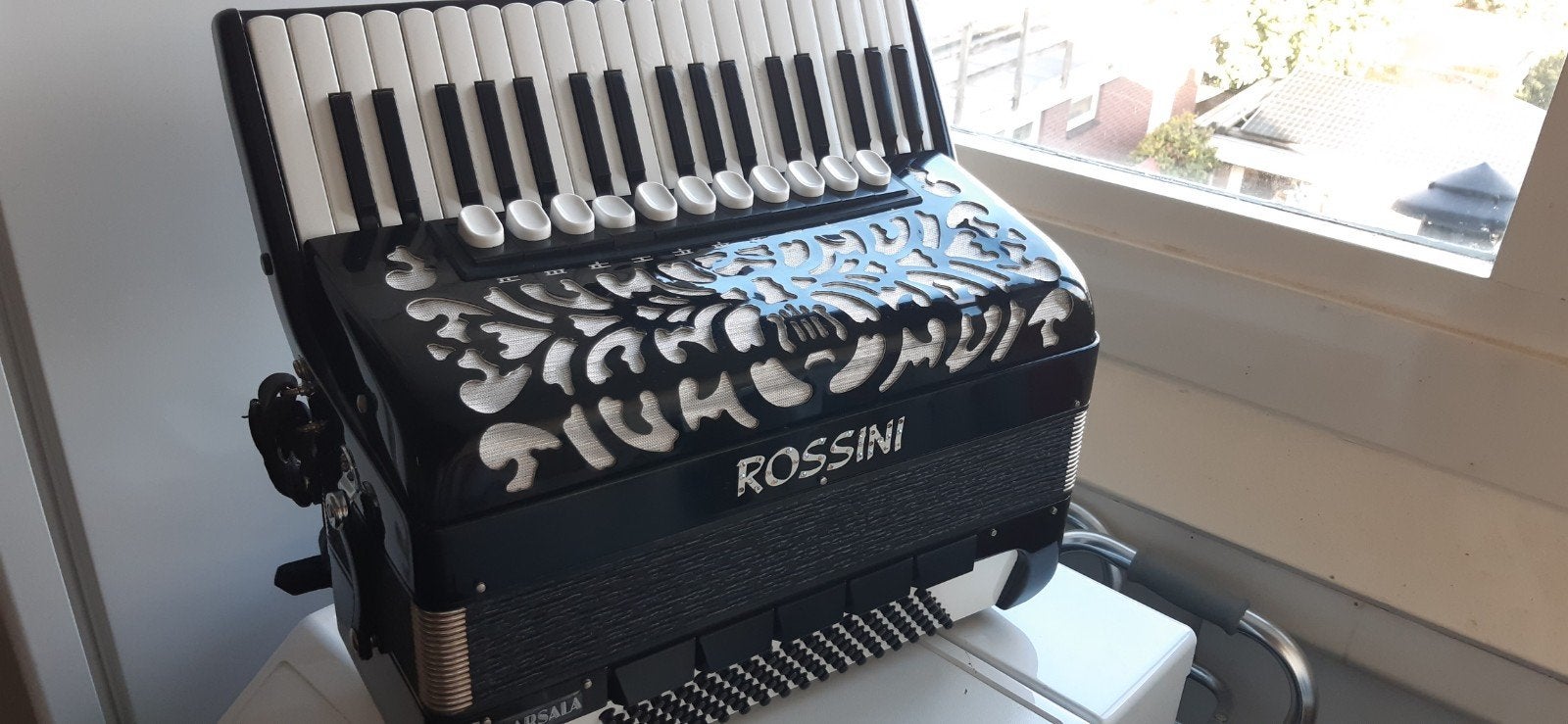 Accordeon  zwart, Rossini 96 bas, Muziek en Instrumenten, Gebruikt, Met riemen, 96-bas, Ophalen