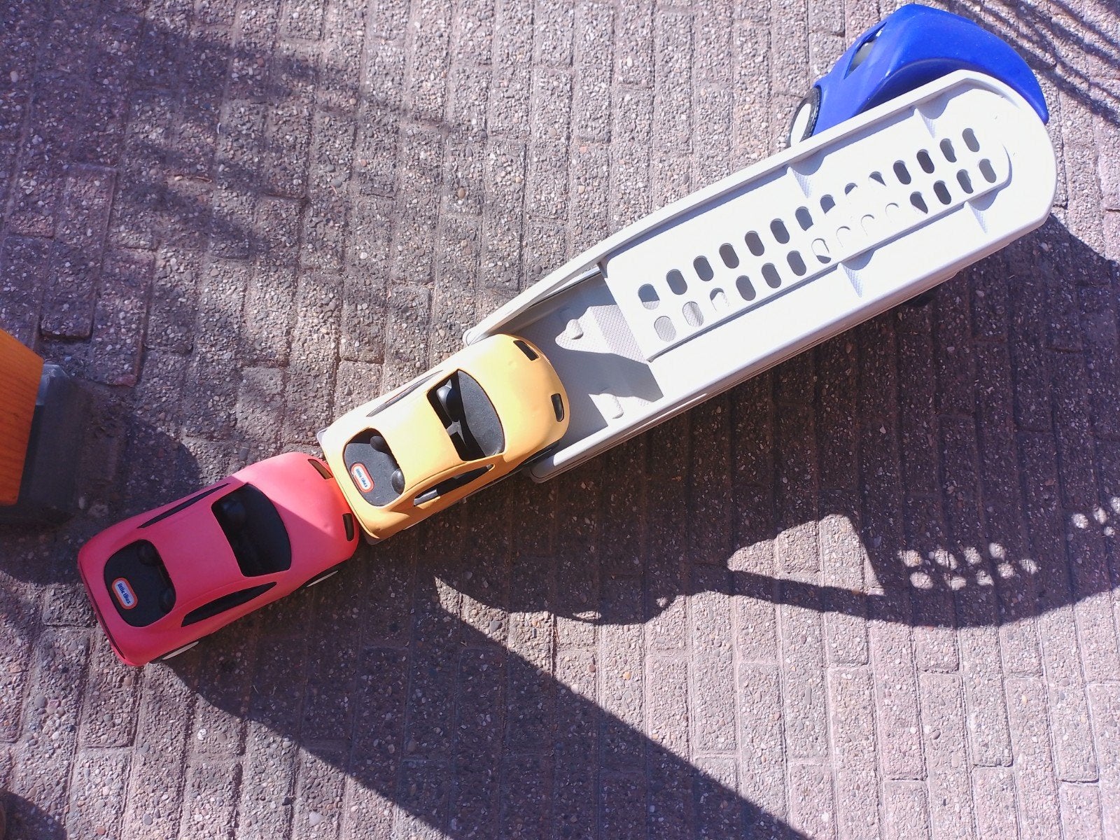 little tikes Transporter met 2 pers.auto's. +1  rose gratis, Ophalen, Zo goed als nieuw
