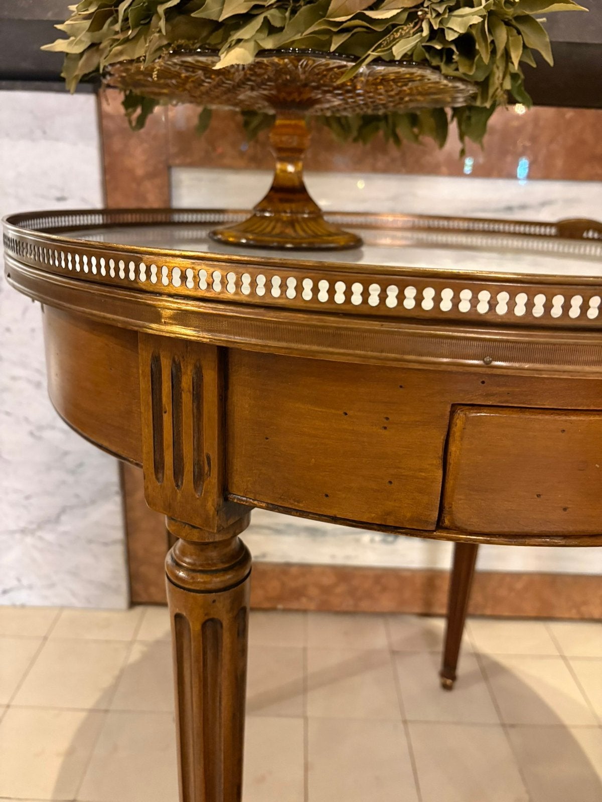 Antieke ronde bijzettafel met marmer blad, nesting tables, Ophalen