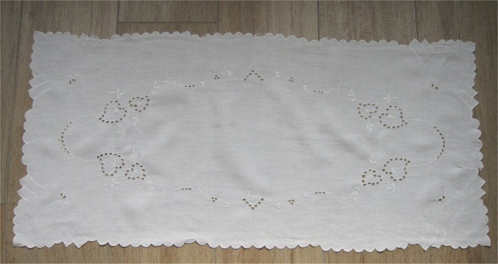 Antiek kleedje, wit geborduurd, mooie schulprand, Ophalen of Verzenden
