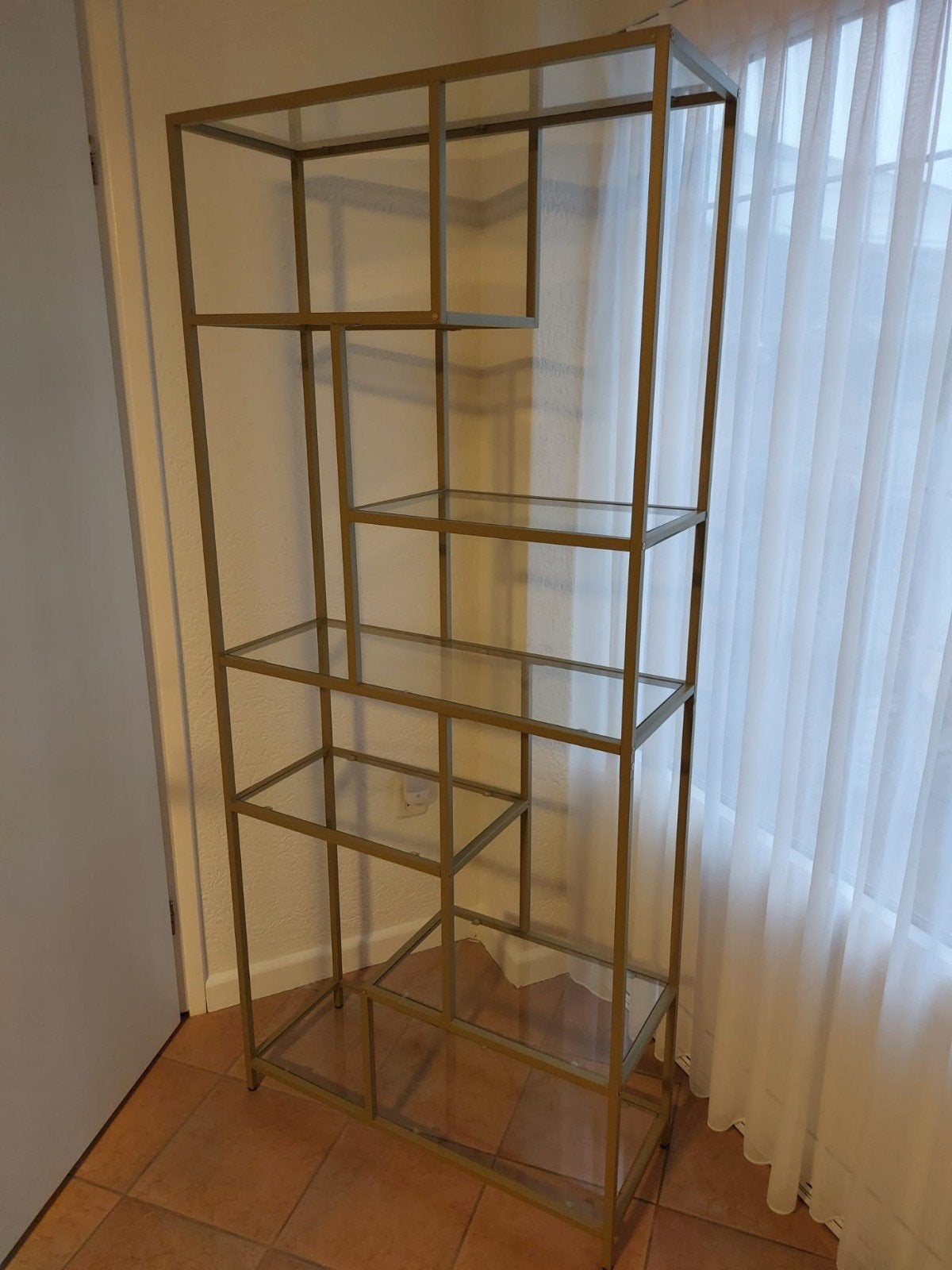 Gouden metalen kast met glazen planken, Ophalen, Met plank(en), Modern, Industrieel, 50 tot 100 cm