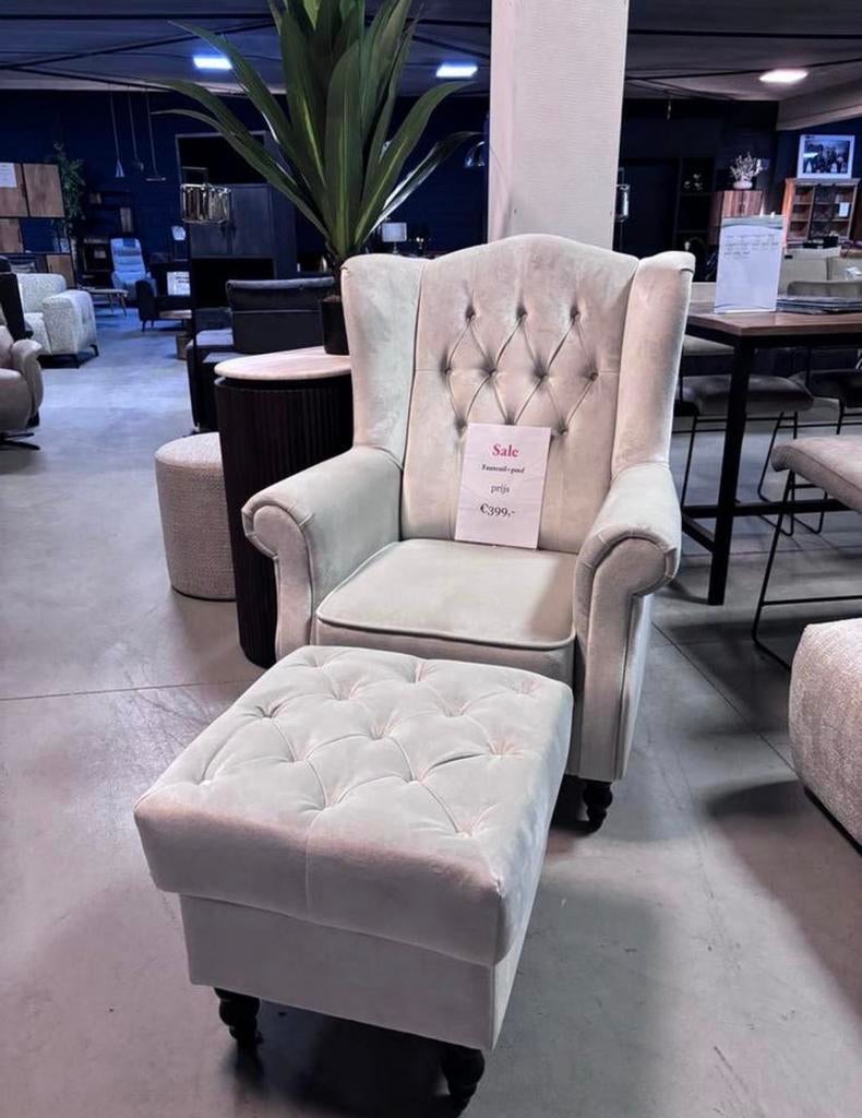 Oor fauteuil met voetenbank in lichte velvet stof, Ophalen, Zo goed als nieuw, Stof, 75 tot 100 cm