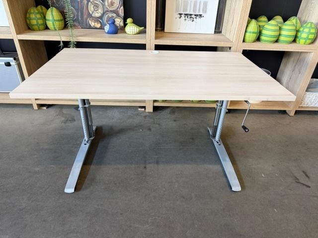 Vepa Verstelbaar bureau / tafel met slinger 135x80xH62-82 cm, Huis en Inrichting, Bureaus, Gebruikt, 135 cm, Spaanplaat of MDF