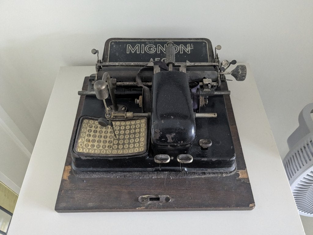 Mignon AEG model 4 typmachine met Servo-Kroatische indeling, Ophalen