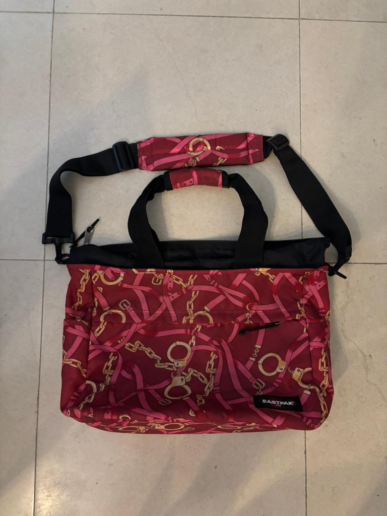 Eastpack reistas picnic tas rood met handboeien motief!, Sieraden, Tassen en Uiterlijk, Ophalen of Verzenden, Zo goed als nieuw