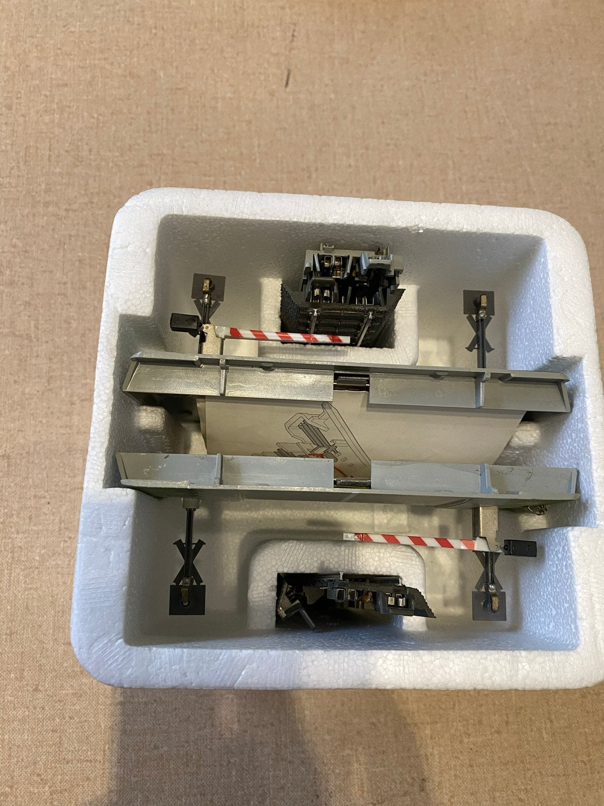 Märklin volautomatische spoorwegovergang., Hobby en Vrije tijd, Wisselstroom, Rails, Ophalen of Verzenden, Zo goed als nieuw
