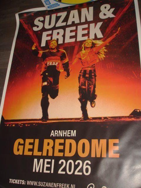 SUZAN & FREEK- SUZAN en FREEK- BUS HOKJES POSTER- 1.75/1.19, Ophalen of Verzenden, Nieuw, Poster, Artwork of Schilderij
