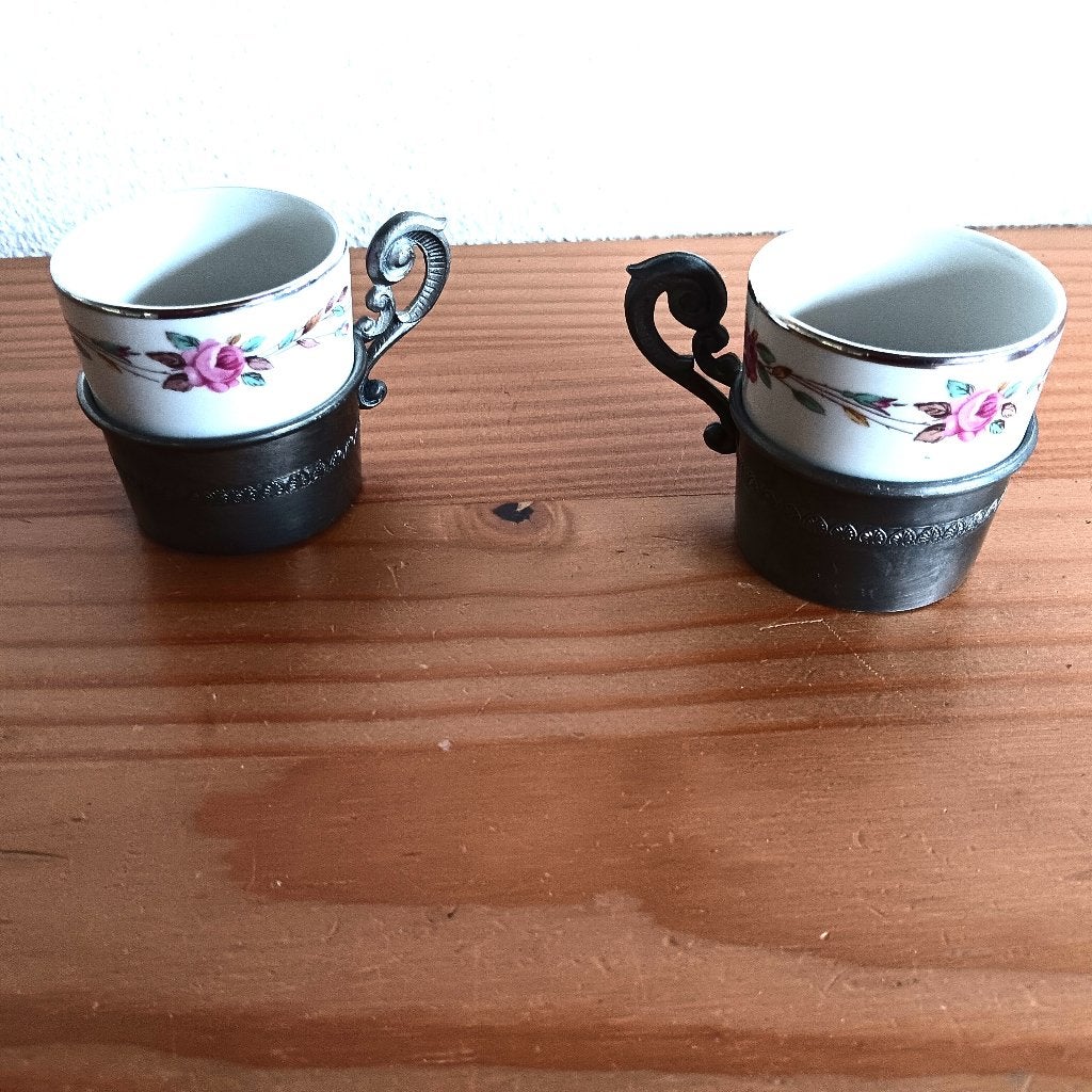 Set van 2 Sebring Porceleine espresso kopjes houder van tin, Antiek en Kunst, Curiosa en Brocante, Ophalen of Verzenden