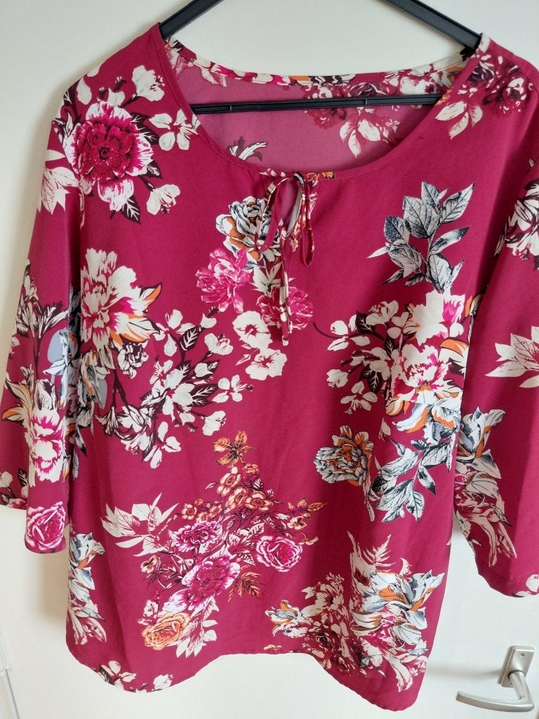 Top XXXL rood met bloemen, Ophalen of Verzenden, Zo goed als nieuw, Overige kleuren, Shirt of Top
