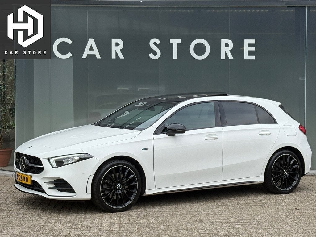 Mercedes-Benz A-klasse 250 e AMG Line Pano|Sfeer|19Inch|Adap, Auto's, Gebruikt, 4 cilinders, 15 kWh, Leder en Stof