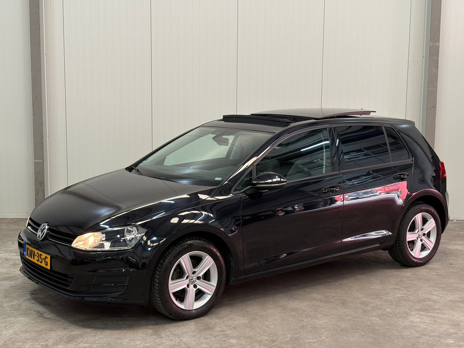 Volkswagen Golf 1.2 TSI /PANO/NAVI/STANDKACHEL/AIRCO/SENSOR/, Stof, 4 cilinders, Metallic lak, Zwart