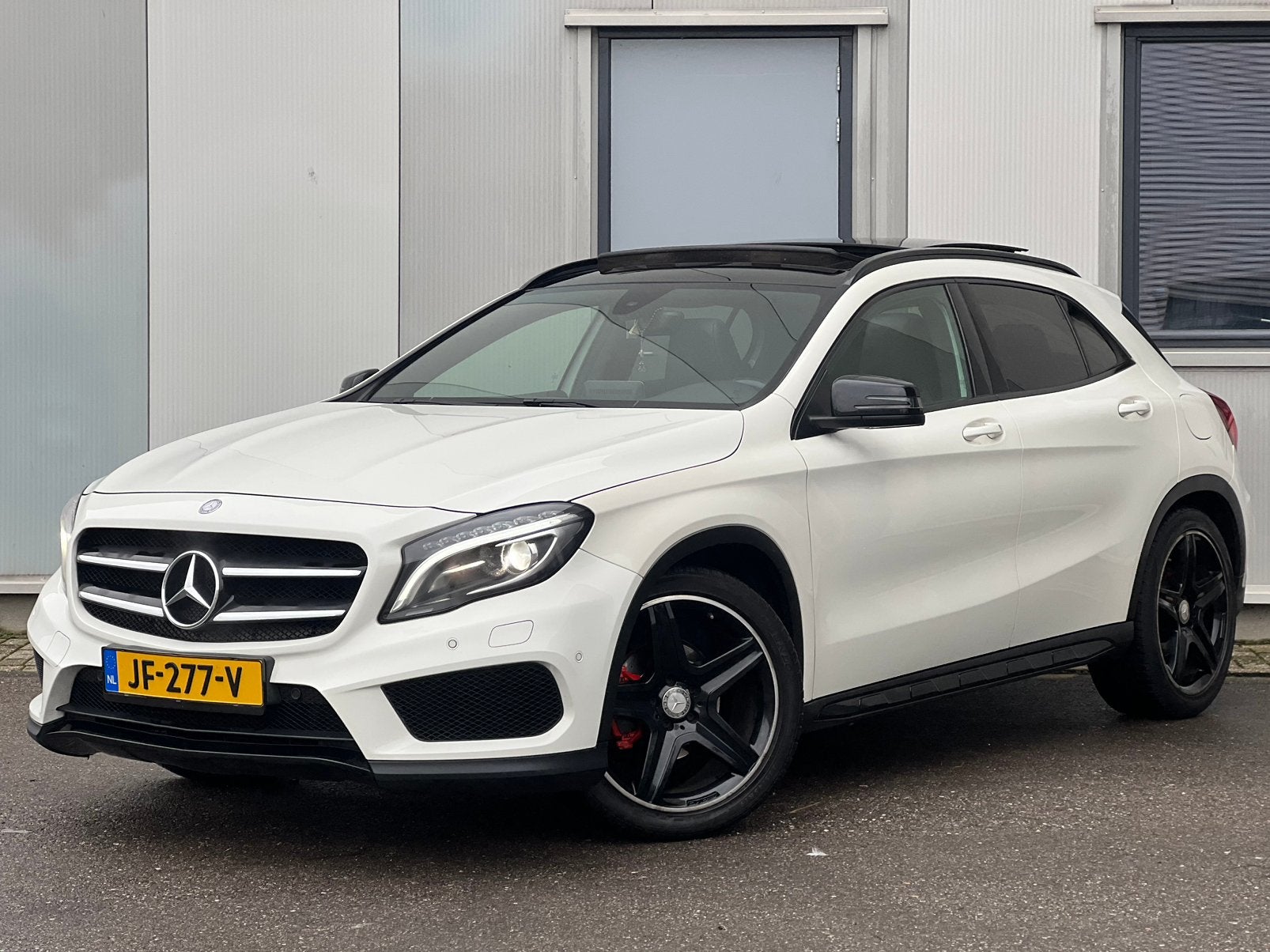 Mercedes-Benz GLA 180 AMG Edition Navi LED Pano NAP APK 2016, 4 cilinders, 231 pk, SUV of Terreinwagen, 750 kg