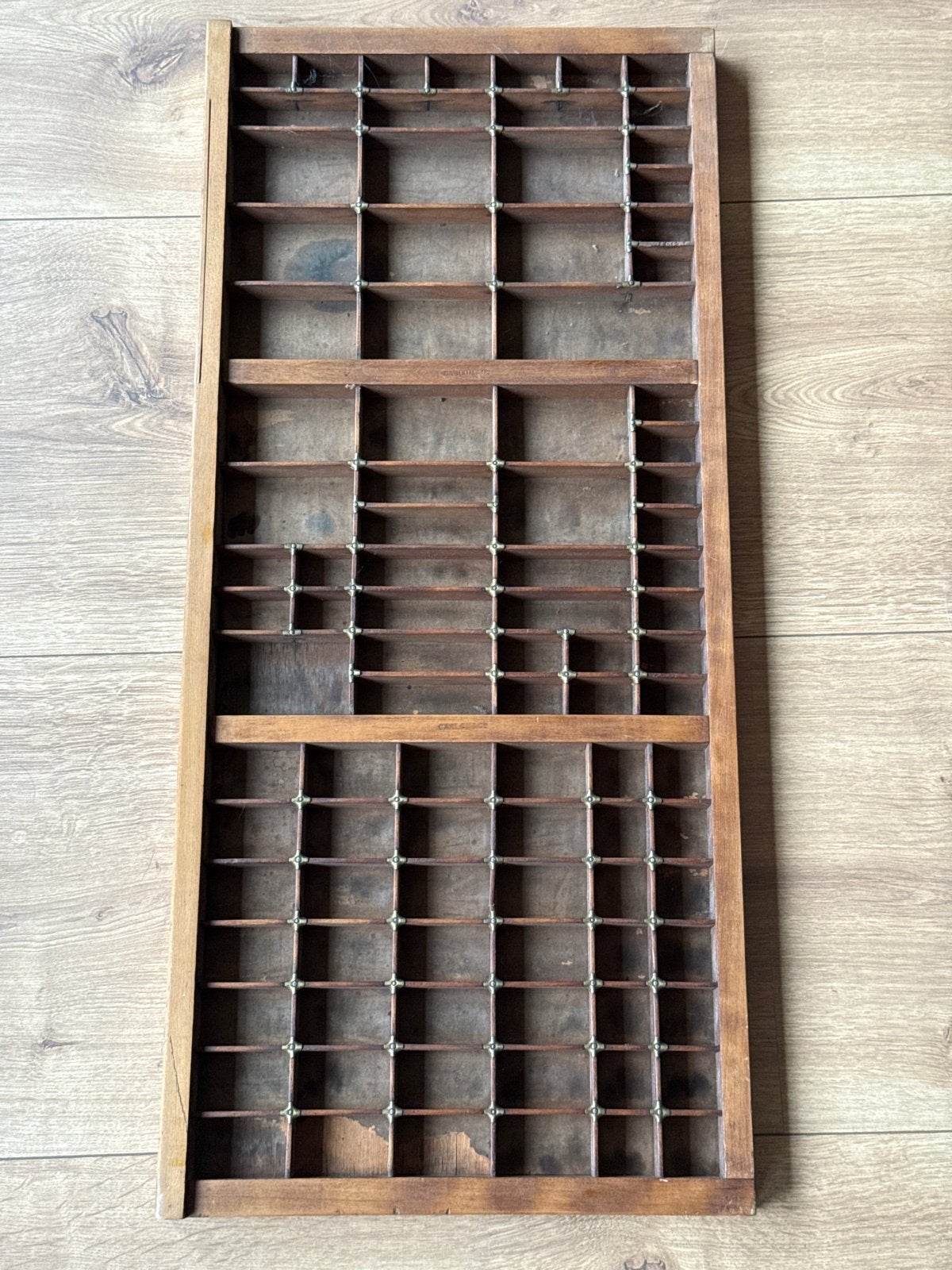 Vintage letterbak met messing details 82x37 cm, Antiek en Kunst, Ophalen of Verzenden