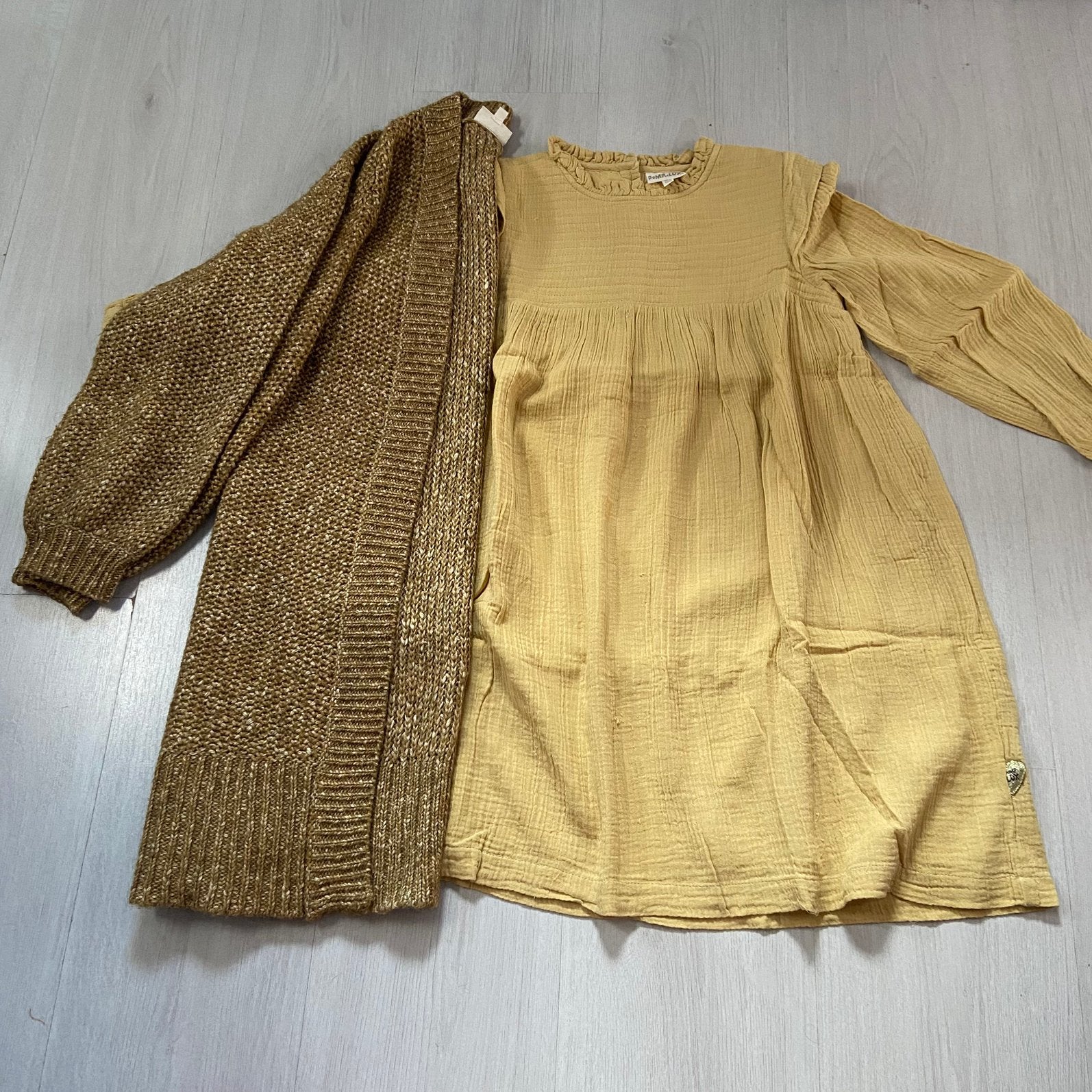POMPDELUX mosterdgeel set jurk + gebreid lang vest 134-140, Verzenden, Zo goed als nieuw, Meisje, Setje