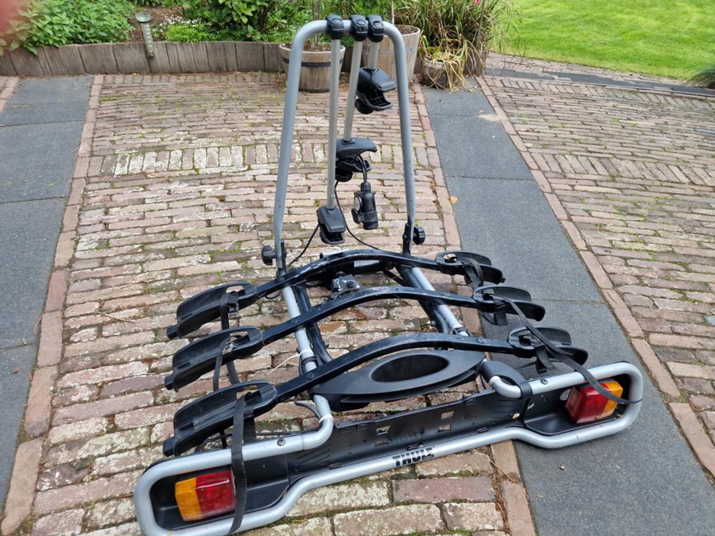Fietsendrager Thule kantelbaar 3 fietsen voor trekhaak, Auto diversen, Fietsendragers, Ophalen